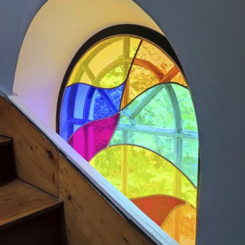 Création d'un vitrail dans une montée d'escaliers