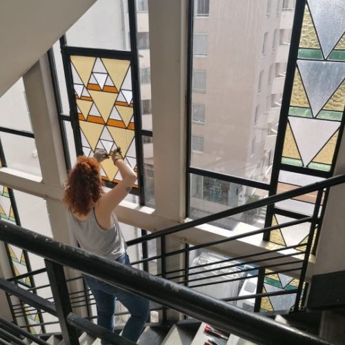 Restauration de vitraux à Villeurbanne - repiquage de la pièce cassée